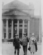 michael-rodenstock-vor-dem-duisburger-stadttheater002