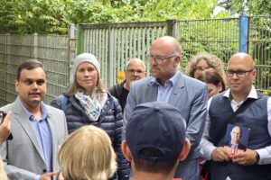 Auf dem Foto sind, im Vordergrund in Richtung der Kamera schauend, v.l.n.r. die folgenden Personen abgebildet: Marcel Keilwerth (Vorsitzender der SPD Wanheimerort), Mirjam Damerau (Stellvertretende Vorsitzende der SPD Wanheimerort und Kandidatin für die Bezirksvertretung Duisburg -Mitte), Oberbürgermeister Sören Link, Ünsal Başer (Stellvertretender Vorsitzender der SPD Wanheimerort und Kandidat für den Ratswahlkreis Hochfeld-Süd/Wanheimerort-West)